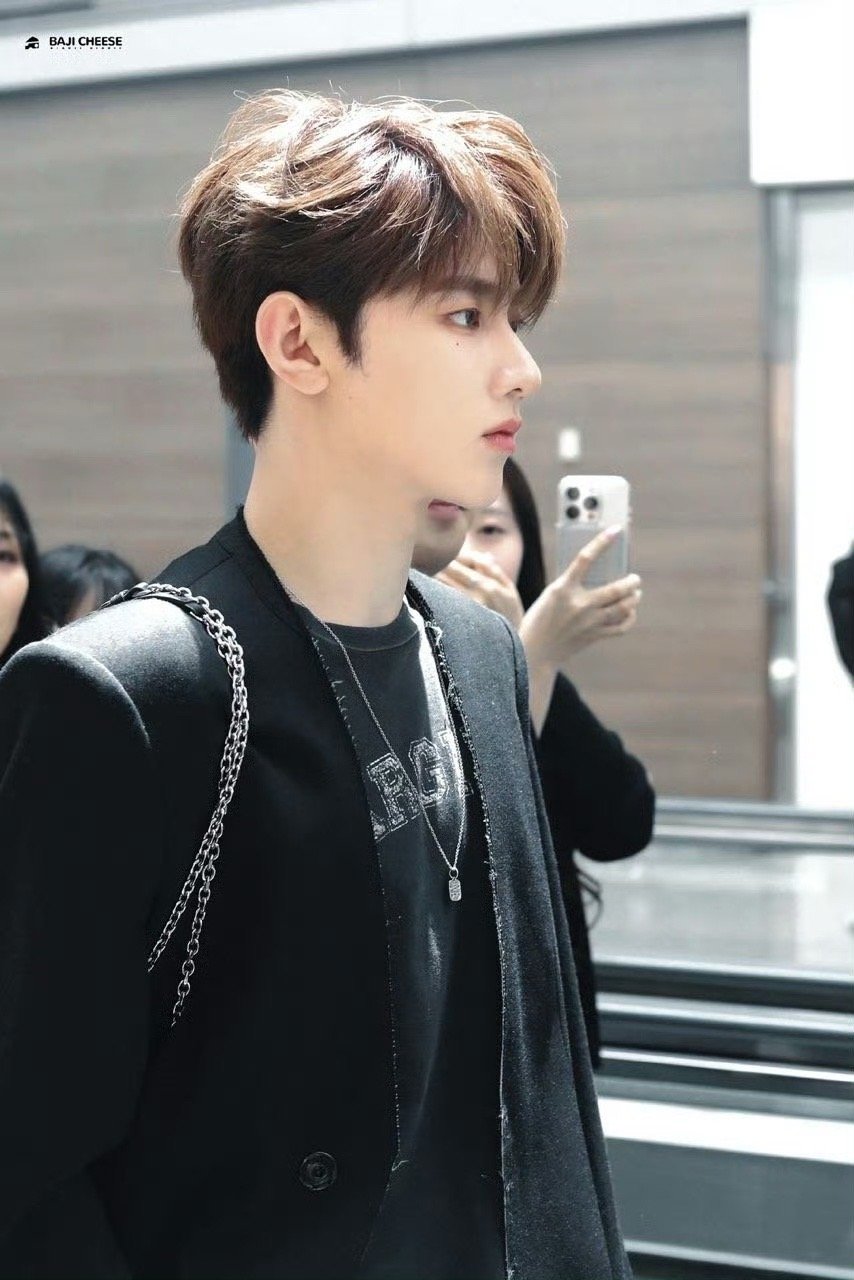 #章昊奔跑吧#回国录制跑男机场✈️新闻饭拍生图[送花花]一如既往的生图战神[哇]