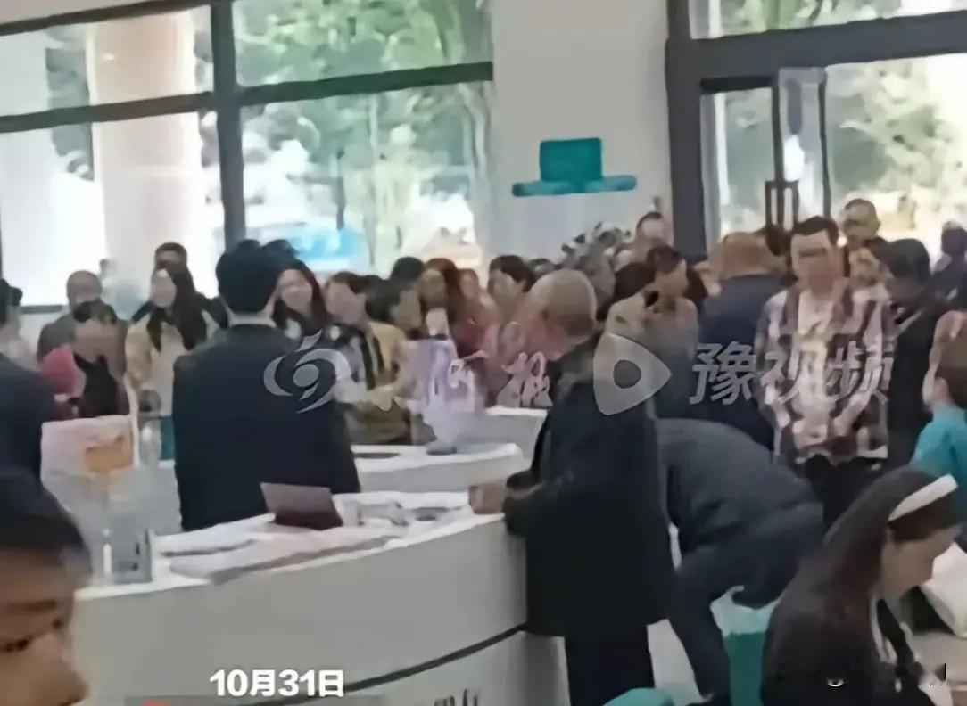 一个24岁的年轻生命，就这样被职场的阴暗吞噬了。

银行这潭水有多深，只有在柜台