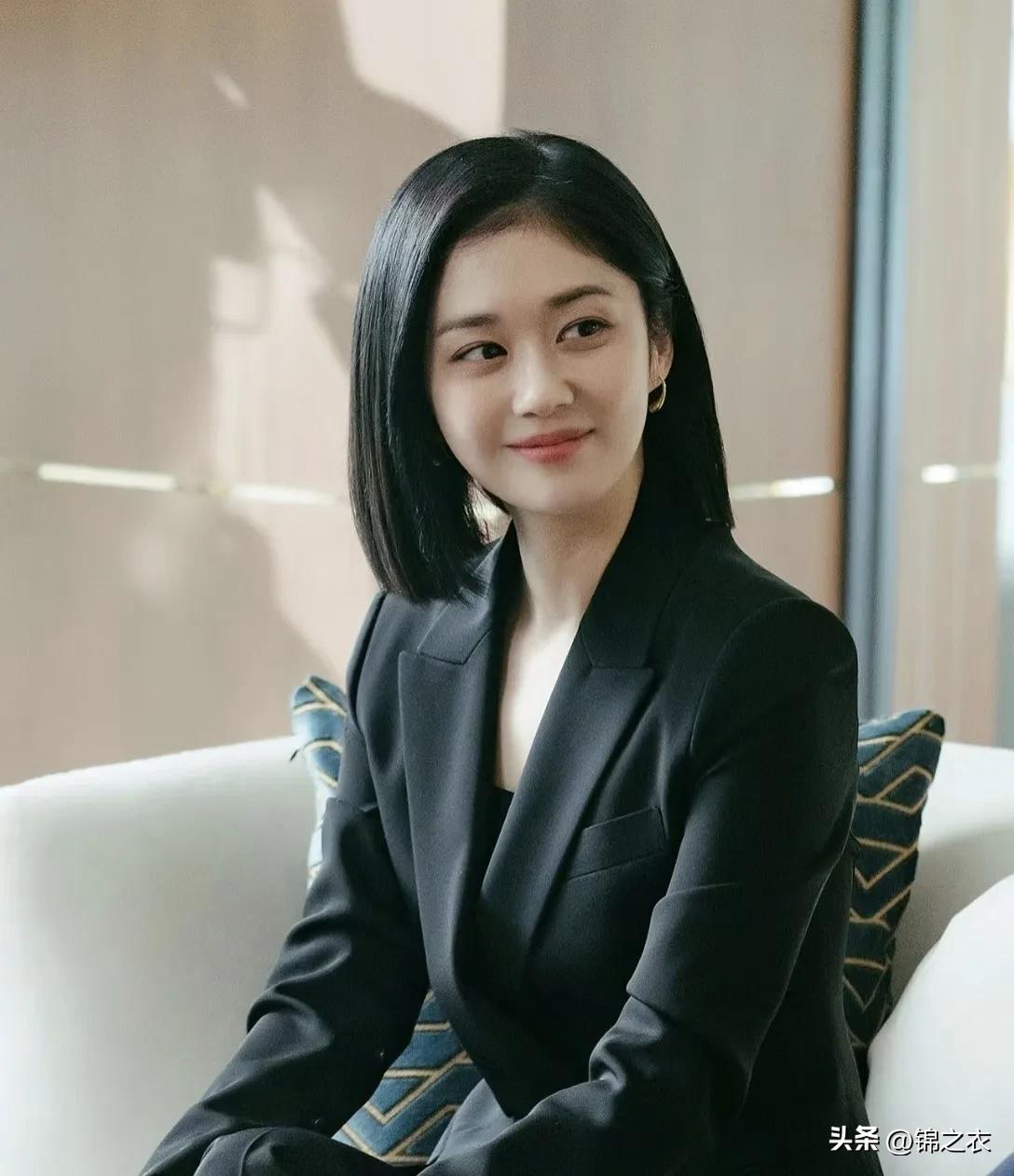 中年女明星有没有少女感，其实可以看看韩国女演员张娜拉，貌似她是82年的。

我记