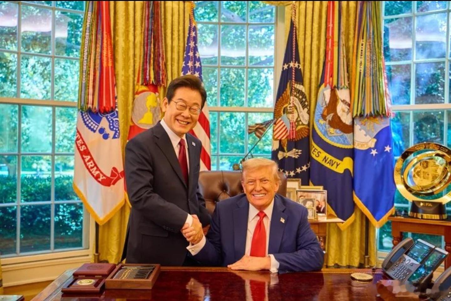 韩国总统室考虑，等特朗普月内访韩时，授予其韩国最高等级勋章——无穷花大勋章。 ​