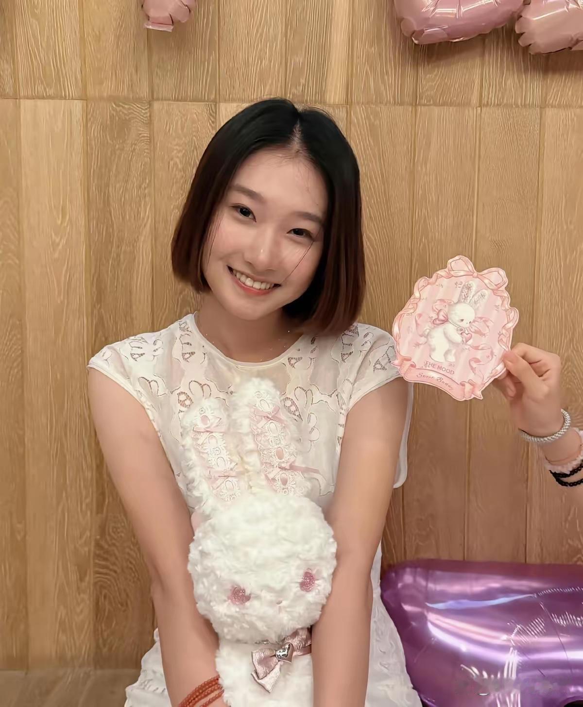9月20日，文爱马18岁了。 她剪短了发，怀里拢着一只小兔子，茸毛蹭过指尖，温热
