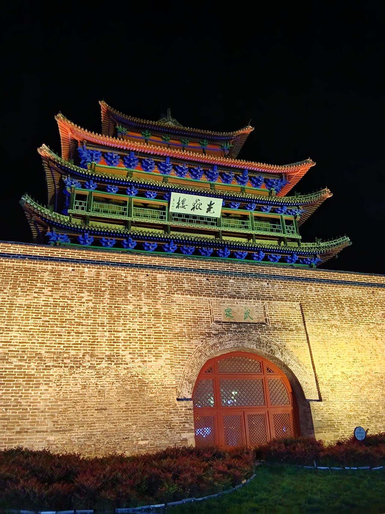 光岳楼的夜，南水桥的风，东昌湖的水，都是故事里的模样。
《逐梦少年红尘路》，实景
