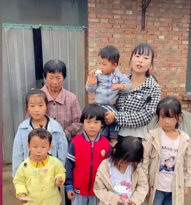 2021年，河南的朱大哥在修拖拉机时被砸身亡。谁知，他妻子不堪重负离家出走。弟媳