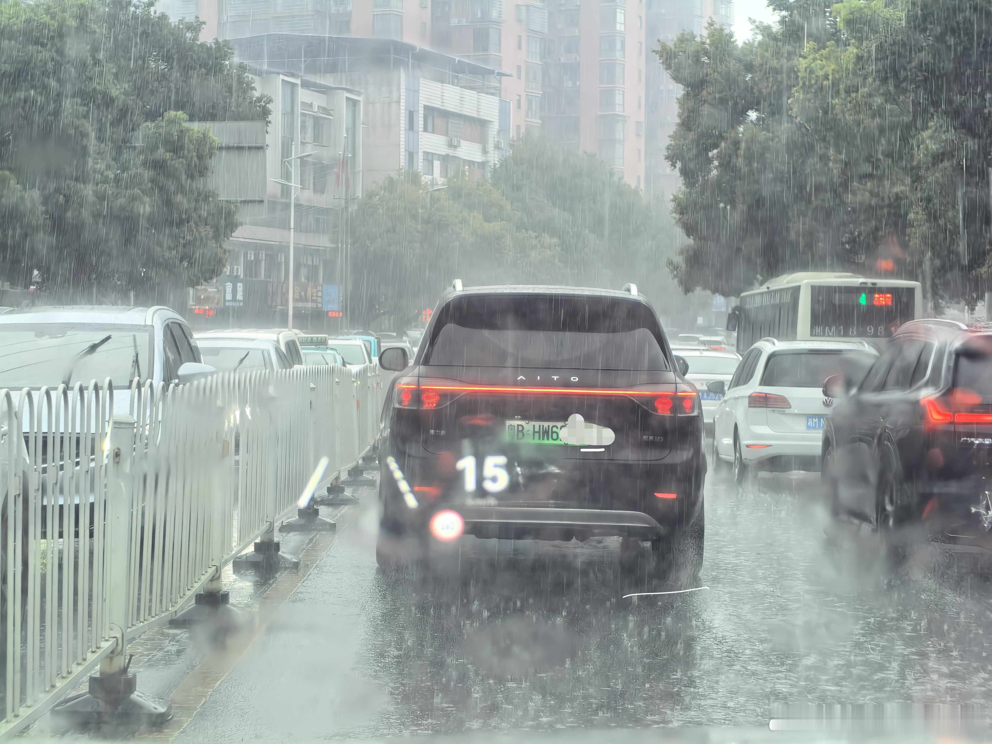 今天在老家看到一台车牌好牛逼的m9，粤b hw6***，真羡慕啊。。。 