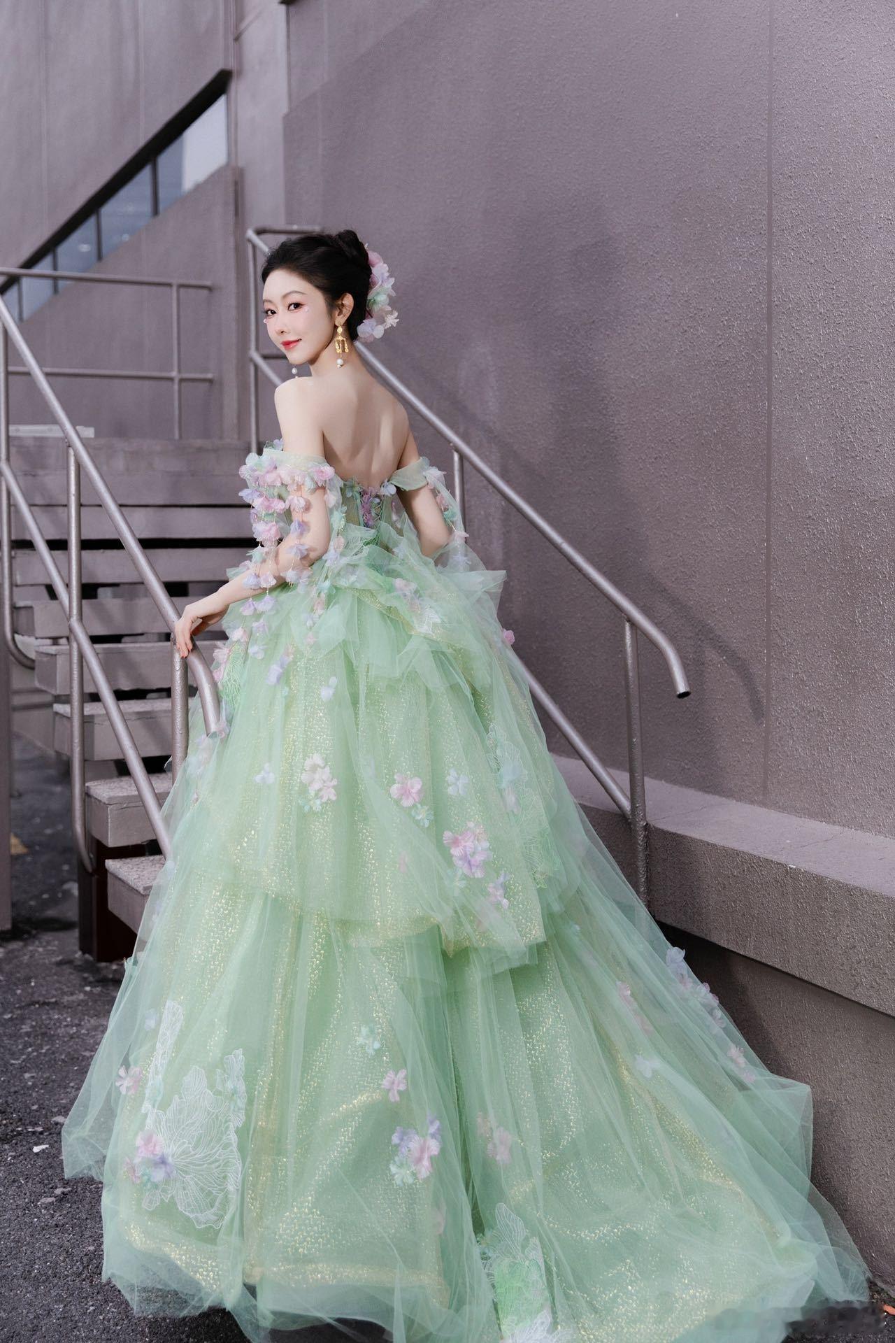 宣璐绿野精灵 宣璐这次造型绝啦，化身绿野精灵。裙摆花朵点缀，仿佛将春天揽在身上，