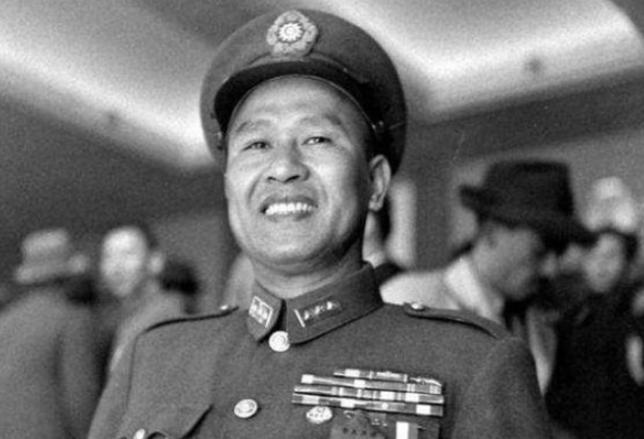 1937年，李克农外出散步，一个戴草帽的老农朝他扔了一个纸团，直到他弯腰捡起纸团