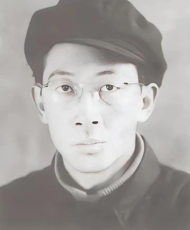 1950年，抚顺战犯管理所门口，大汉奸张景惠刚到，一抬头竟见亲儿子穿着解放军军装