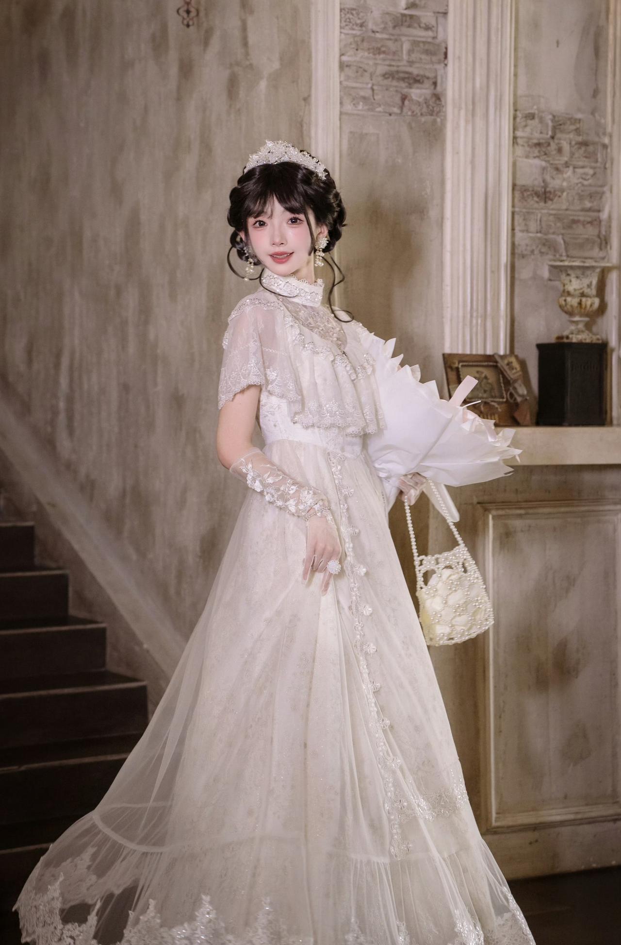 复古轻礼服裙，裙子采用复古蕾丝领设计，搭配层叠网纱，尽显华丽闪耀的公主风格，营造