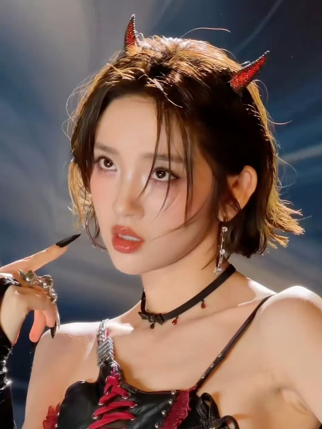 唐艺昕小恶魔造型好辣唐艺昕乘风2026小恶魔造型 谁被唐艺昕的舞台造型狠狠惊艳住