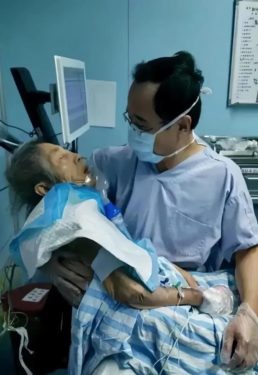 医院里，一位大爷得了癌症，面对无法逆转的结果，他的家人决定放弃治疗，把老人留在医