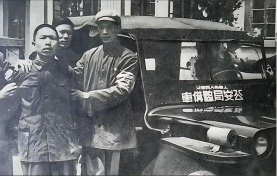1949年，重庆解放后，军统少将在街上瞧见了一个地下党员，立马冲过去，一把抱住他