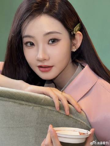 张艺凡眼下痣乱我心智 怎么会有这么会长的一颗痣！张艺凡眼下这颗痣简直是氛围感的神