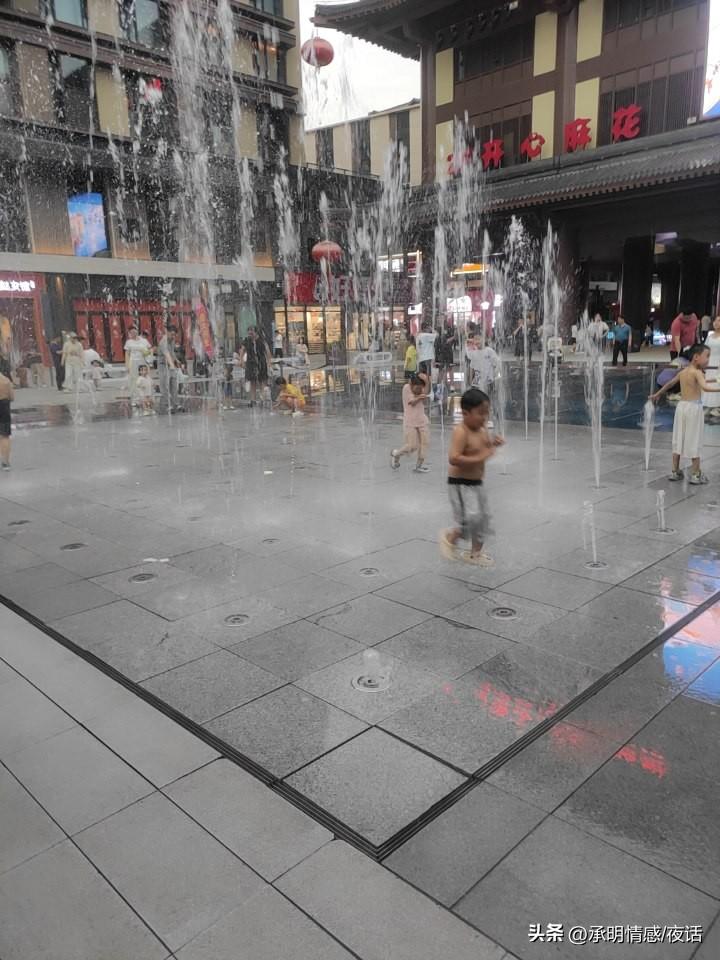 晒图笔记大赛 夏日水景广场，孩子们尽情嬉戏，大人悠闲拍照，好不惬意！🌞💦👨
