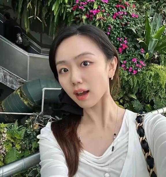 许嵩的妻子远比大家想象的优秀，她根本不是单纯依附爱情的恋爱脑。冯禧今年26岁，是