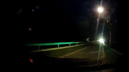 [微风]不作死就不会死！江苏溧阳，一男子晚上开车走国道，对向车道一辆车开着远光灯