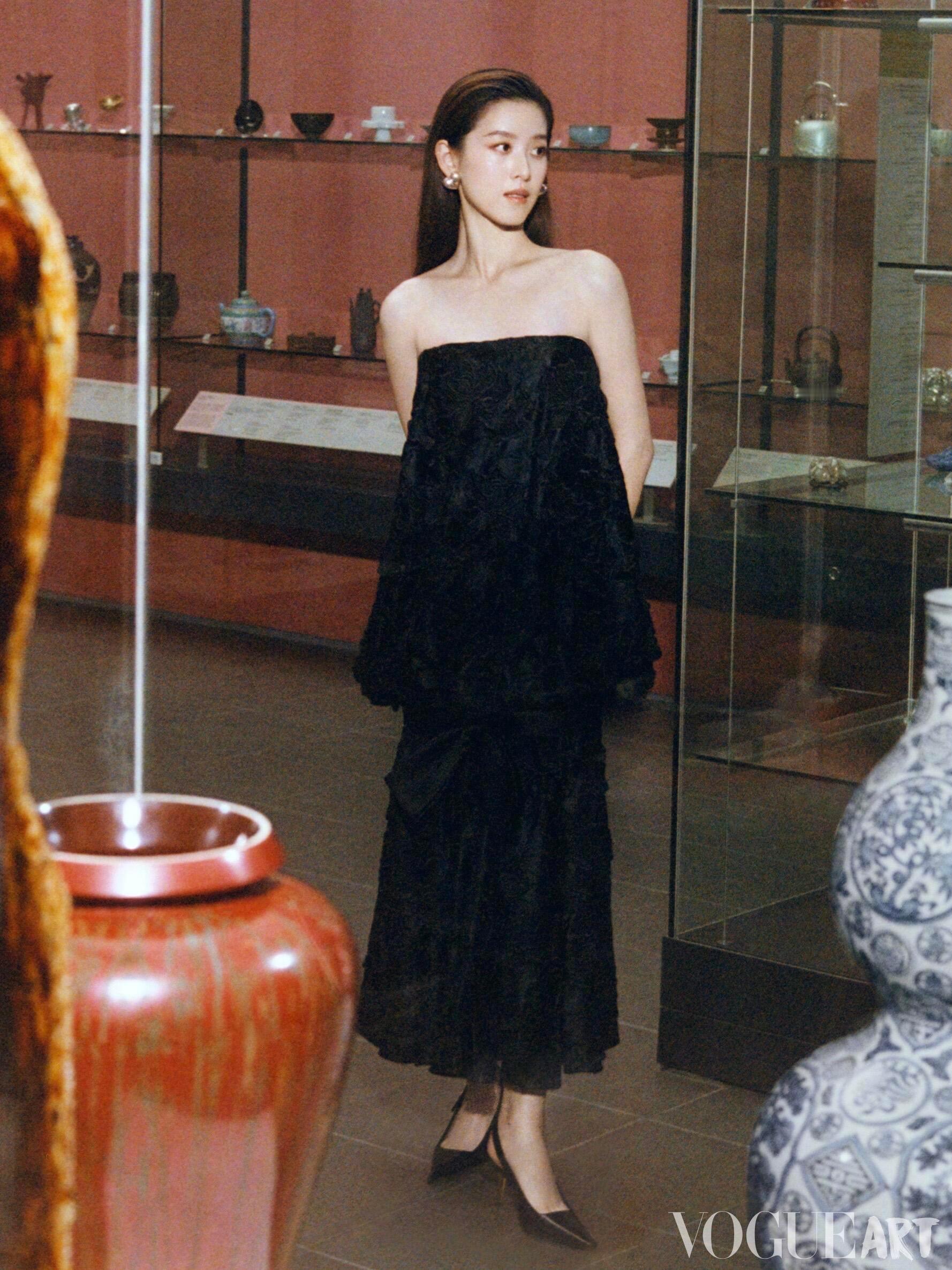 章泽天VOGUE Art封面大片 身着Burberry 2025秋冬系列登封，担