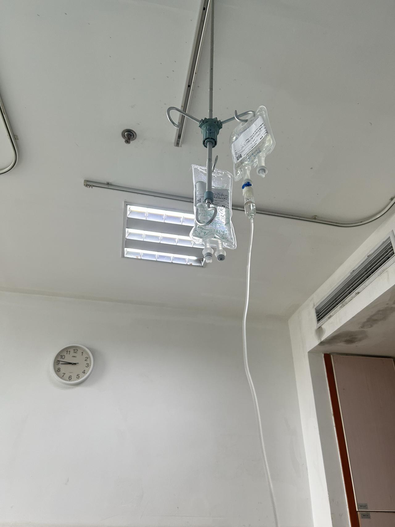 今天医生查房，问我恢复得怎么样。

我说挺好的，不咋疼了。

他说那行，平地上可