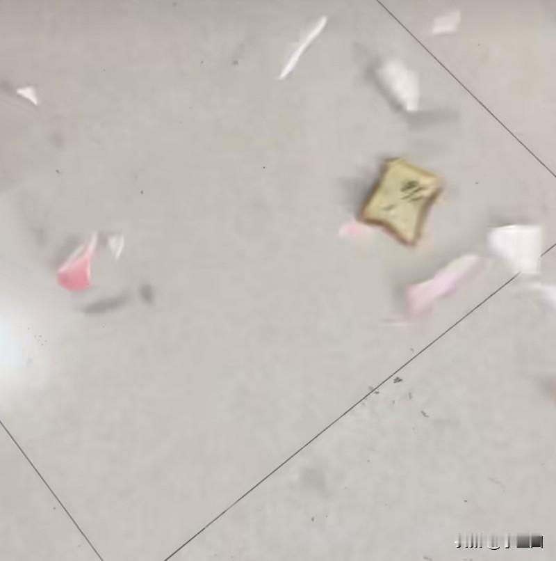 『差一丢丢就帮上正忙了』

过年回家想帮妈妈做点事的我：[呲牙]

打碎盘子以后