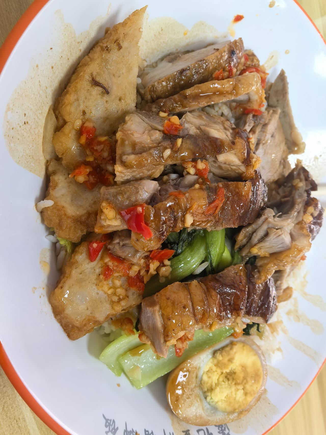 七绝·觅餐
茕居陋室腹空饥，
信步长街觅裹食。
数岁未品快餐杳，
今尝鸭饭韵尤奇