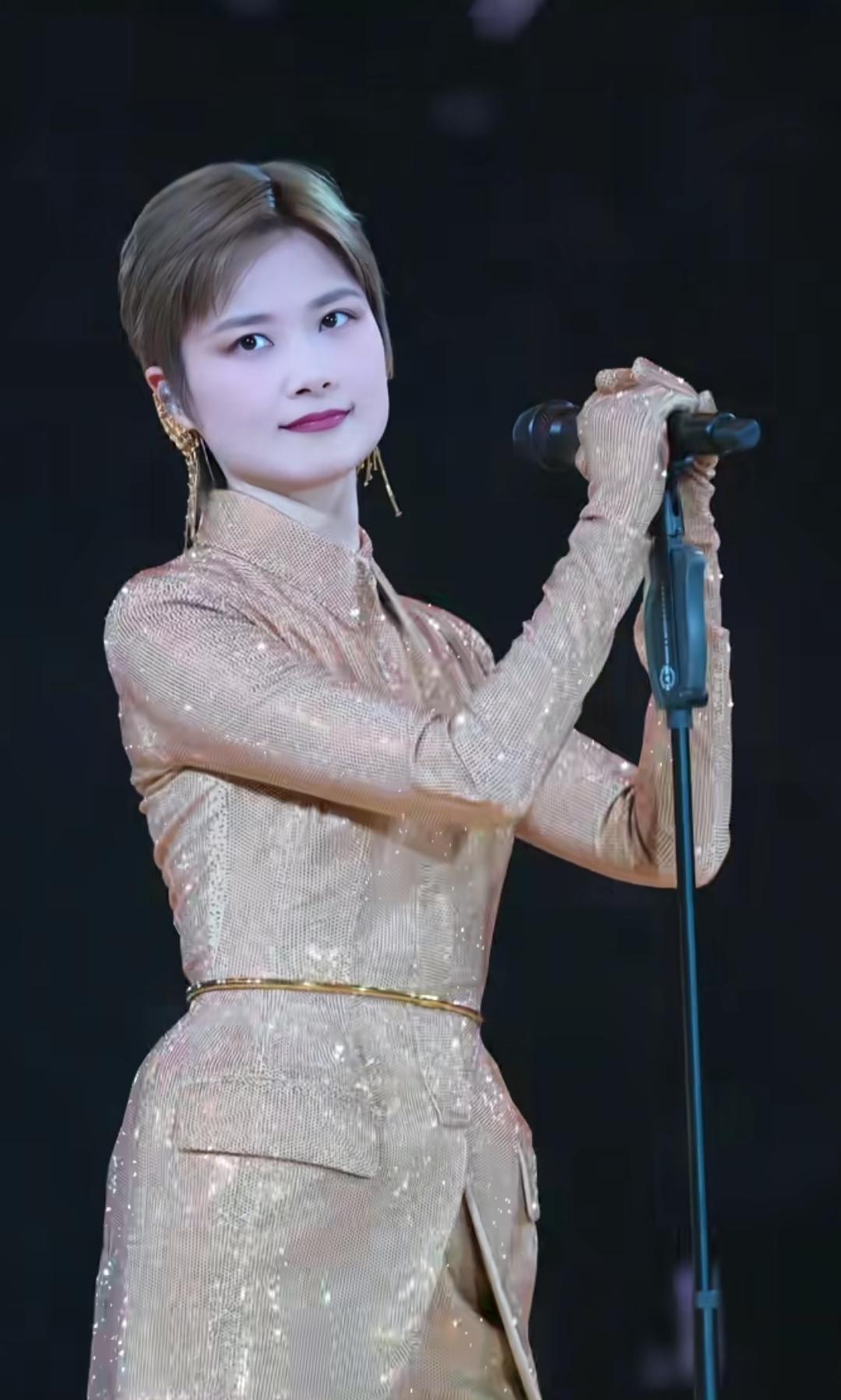 李宇春最近说，
我不是剩女，
我是自由的风。

42岁的她，
出道21年，
几乎