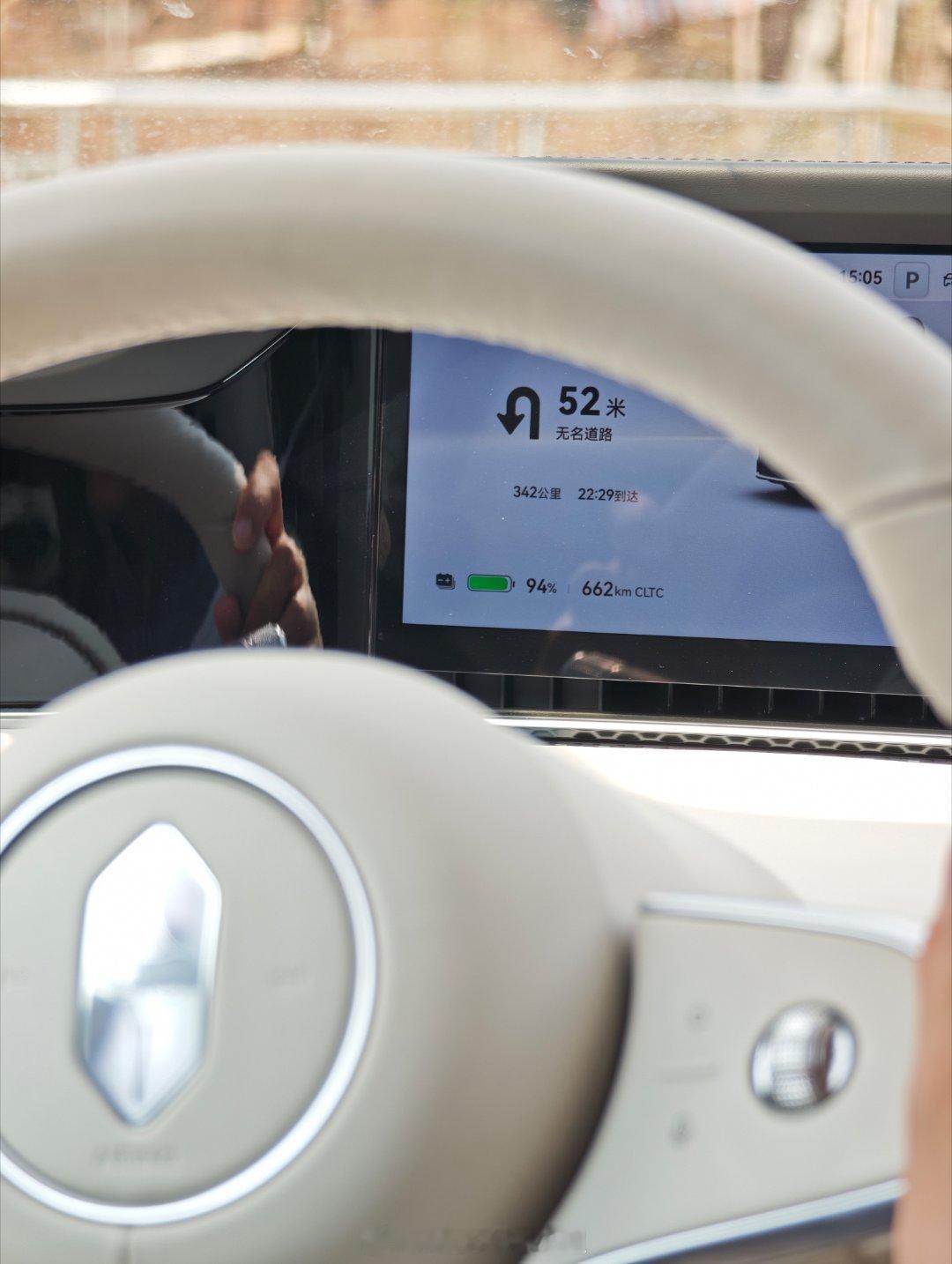 高速堵车在车里补个全套春晚，给自己安排的这个娱乐活动够消耗时间吧之前都没留意，居