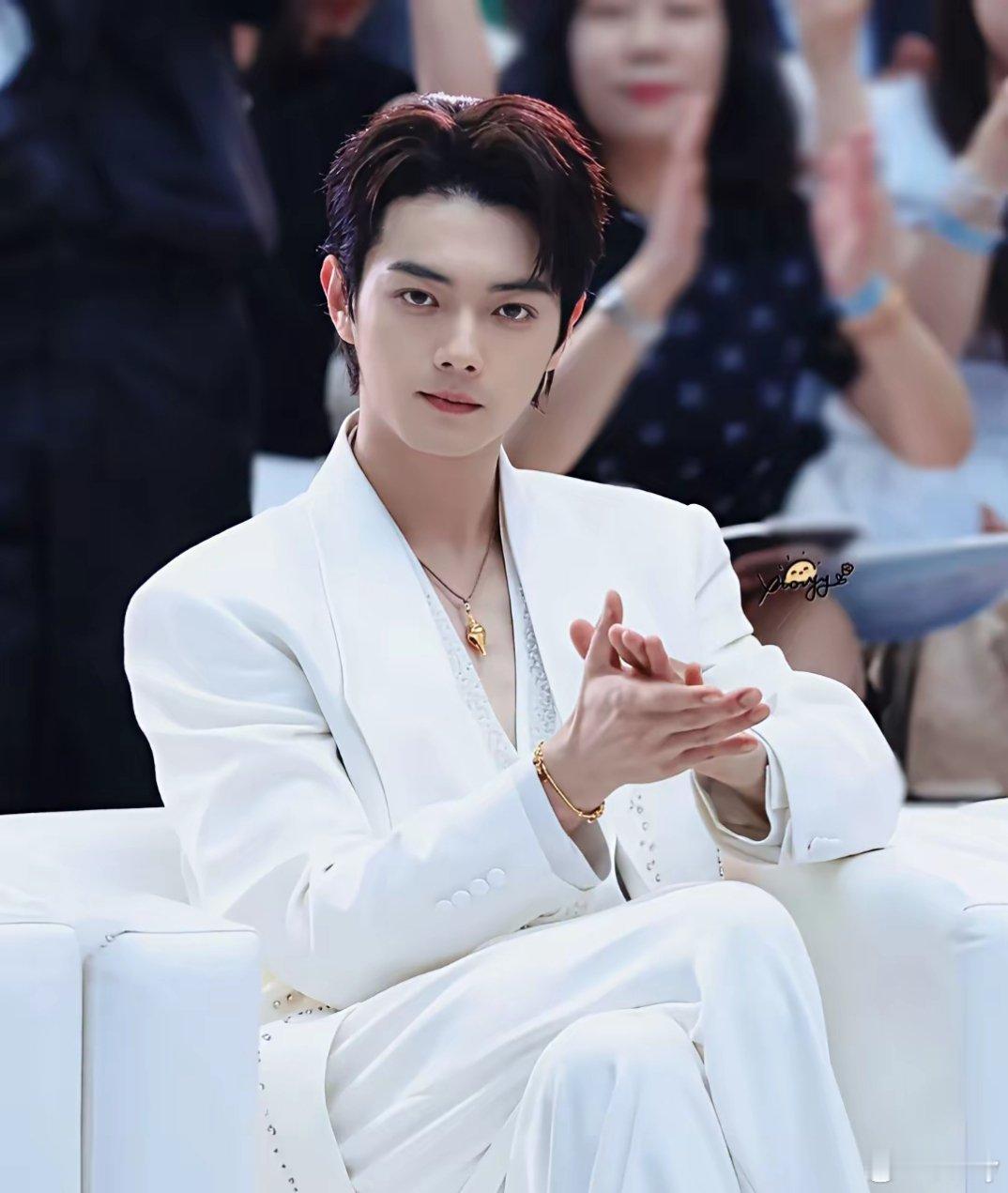 许凯为啥一直演男一，很简单的原因，人长得足够帅气，演技拿的出手，没有绯闻！​《延