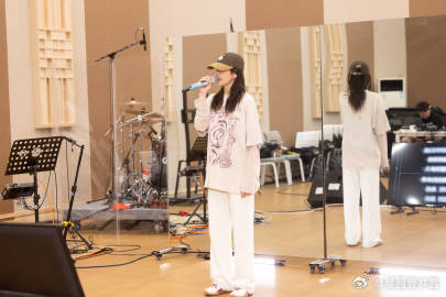 白鹿演唱会紧张白鹿十周年拾光音乐会并非舞台演唱会，而是温柔十周年粉丝见面会，期待