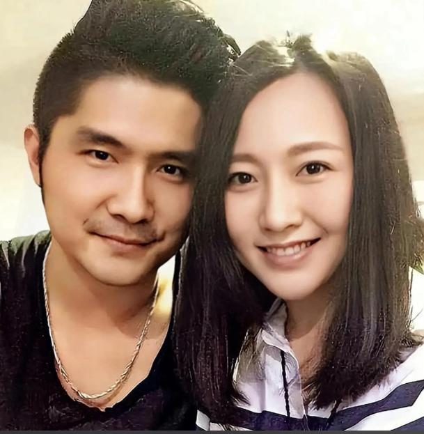 2012年，身价上亿的总裁石磊，送了一辆法拉利来追求潘长江之女潘阳。谁曾想，婚后