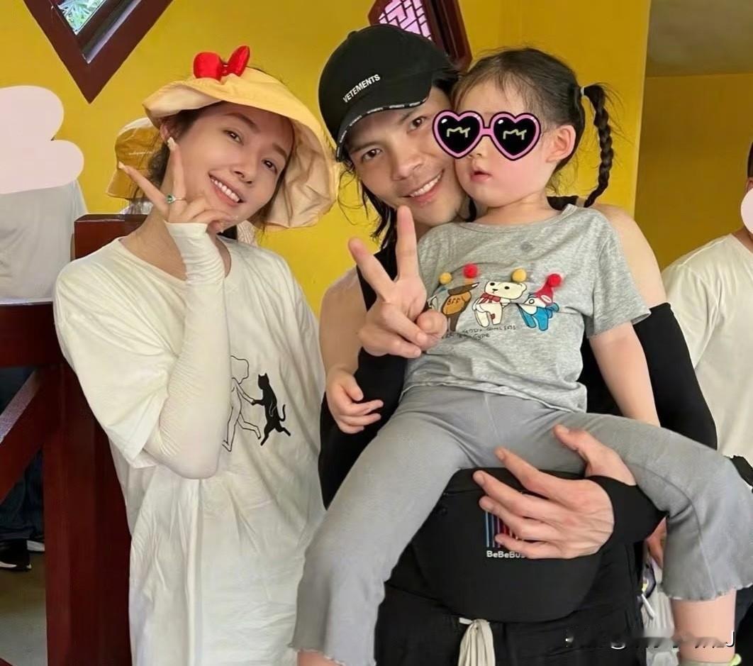 ，当妈妈后都是把孩子放在首位，向佐和郭碧婷的家庭观念真好，育儿路上互相扶持，孩子