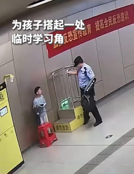 上人民日报了，安徽合肥，一男孩趴在地铁站厅地面写作业，执勤辅警绕到孩子身边，问了