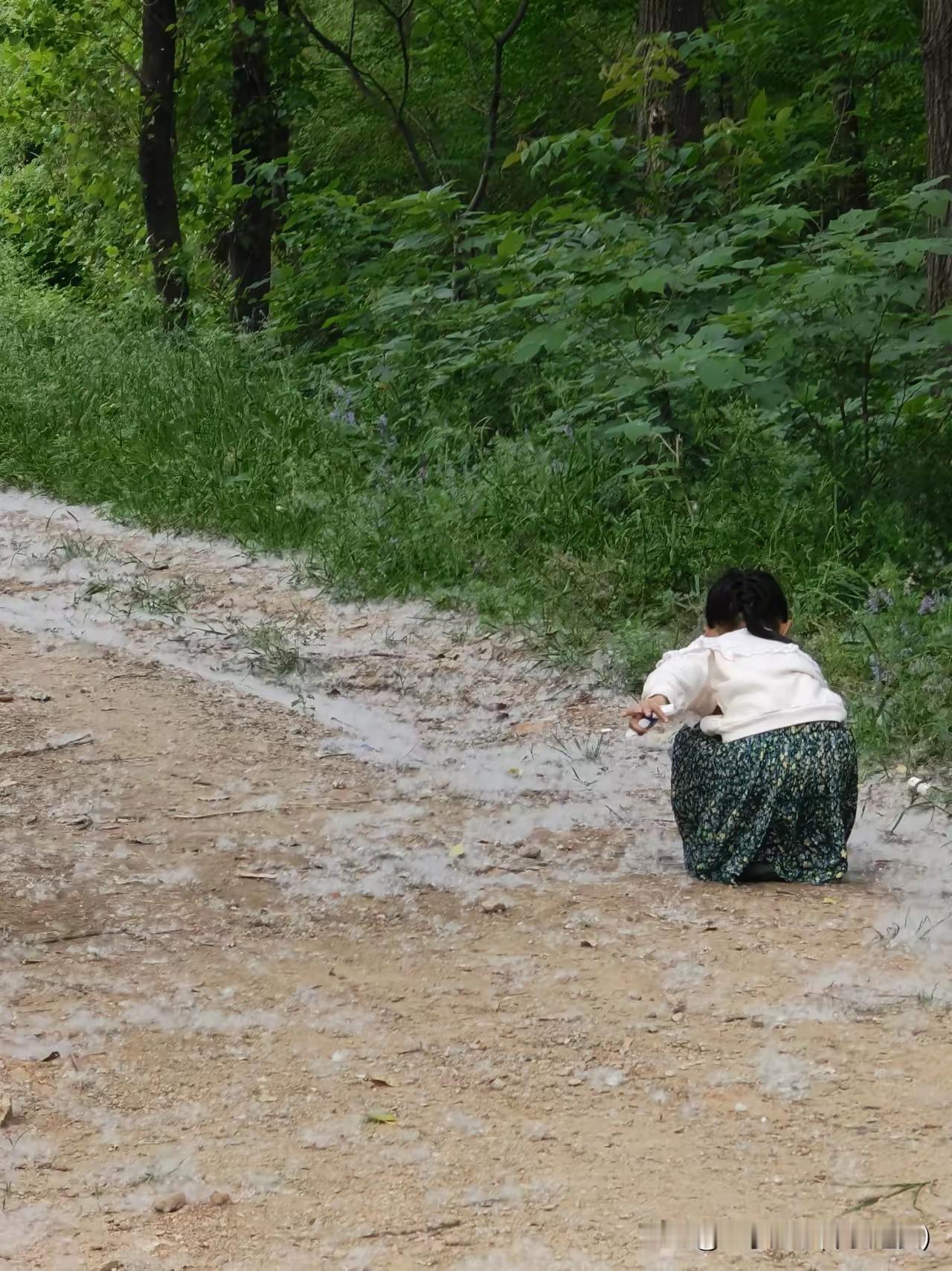 今天从小区门口路过时，瞅见一群大爷围了一圈又一圈在下象棋。其中穿红背心的大爷最逗