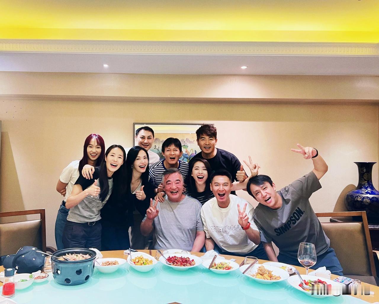 还有谁不知道？姚晨、黄小蕾、杨志刚、于波、刘宇桥、刘亭作等都是大学同学。
她们分