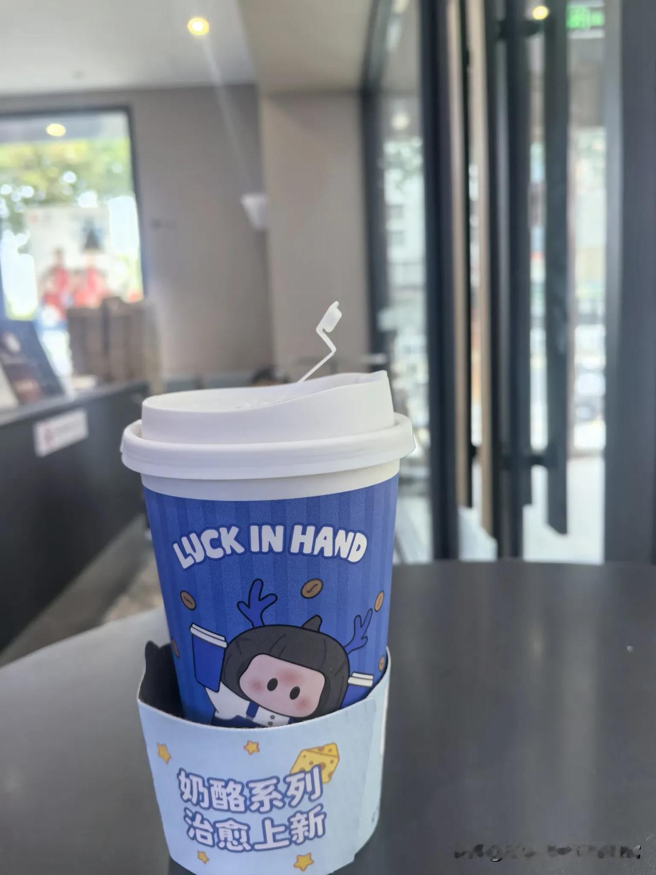 昨天上午，去月湖公园玩，正巧马路对面有一家瑞幸咖啡店，我推门进去，暂时没有顾客，