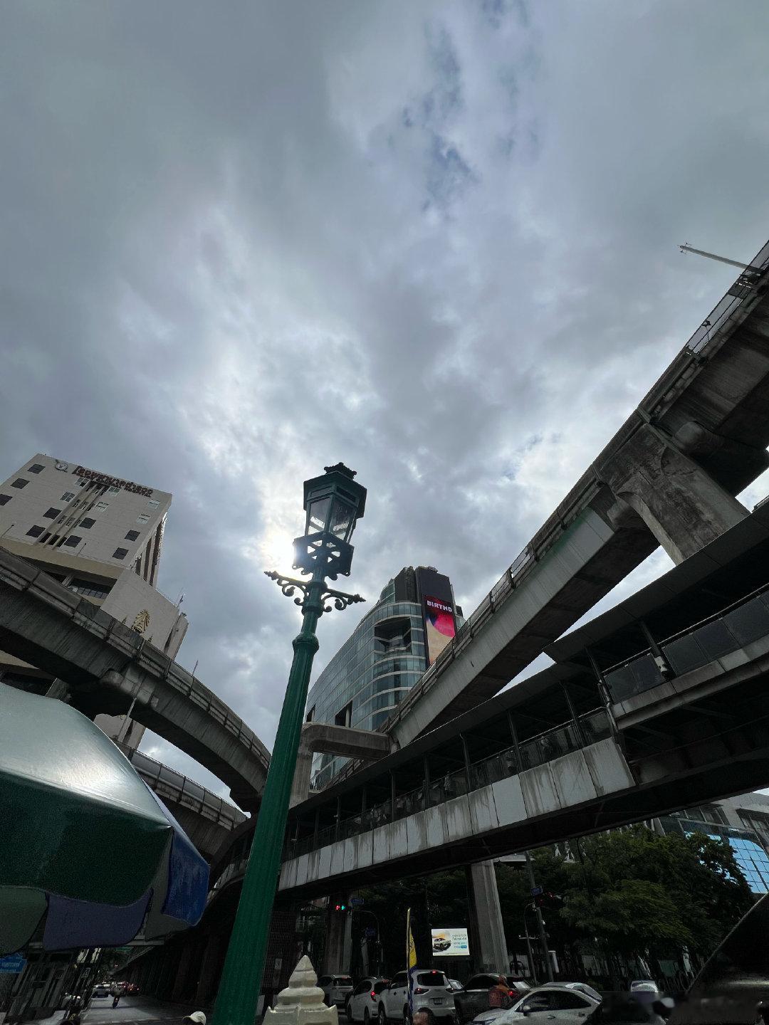曼谷还是那个味道，噪音，和热浪 