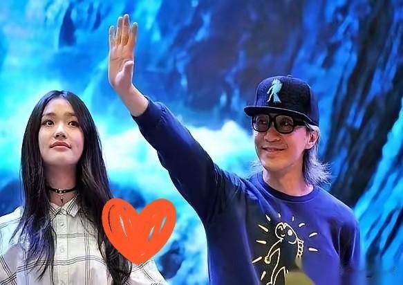 我们这儿五六家影院，
昨晚简直像着了魔。
排片表连夜撕了重排，今天一睁眼，七成的