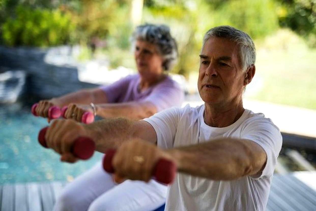 都说人老了，身体就是个“玻璃人”，这话真不是吓唬人。
我妈前两天就是猛地一转身，