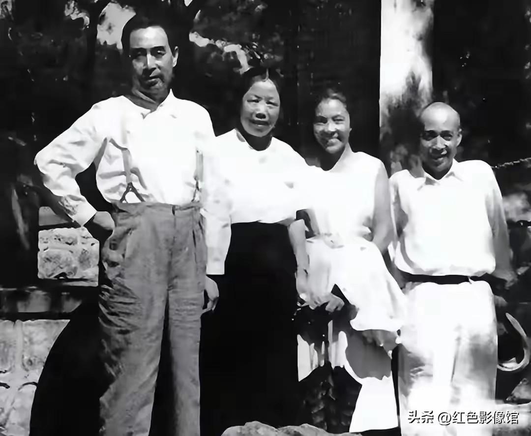 这张珍贵老照片从左至右依次为周恩来、邓颖超、蔡畅、李富春。
四人都是老一辈无产阶