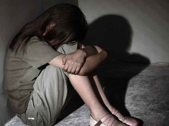 广西梧州，女孩跟着奶奶生活多年后，奶奶又找了个老伴，而这个老头竟趁没大人在家，将