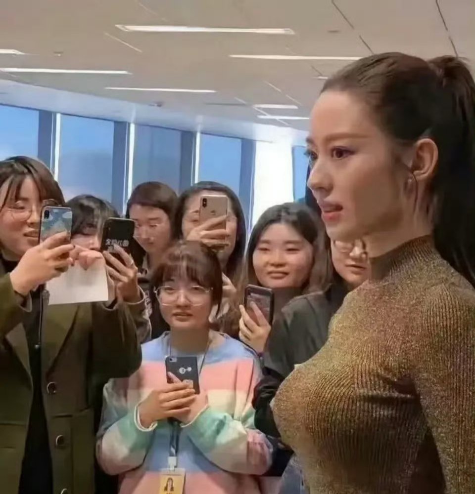 原来我们一直被欺骗着，朗朗老婆吉娜好身材都是垫的，吉娜在舞台上真实暴露了胸的大小