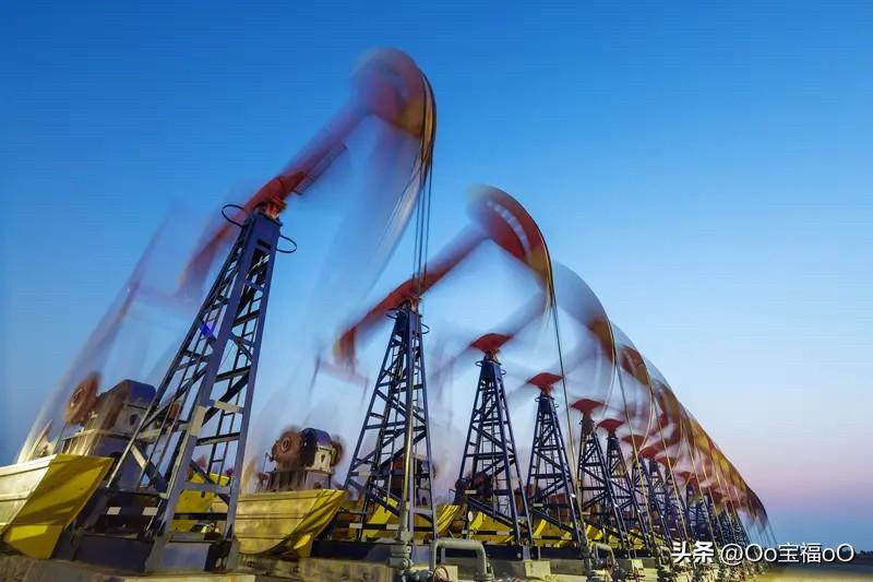 当下世界能源局势确实紧张，石油危机不断。就像最近美以袭击伊朗，霍尔木兹海峡接近封