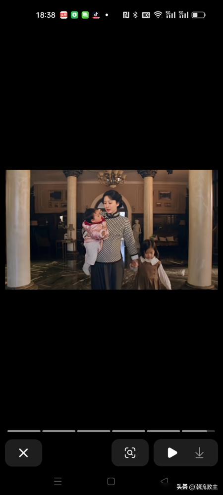 杨紫演董竹君，左手牵娃右手抱娃还怀着孕？这戏太狠了。
路透镜头里，她素颜、粗布