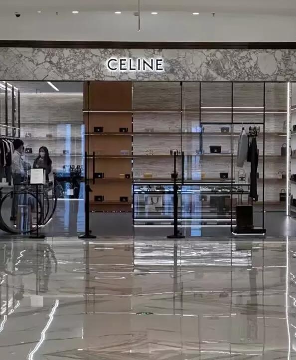 Celine为什么突然不火了🤔
上半年还看到好多人背，甚至公司能看到好几个撞的