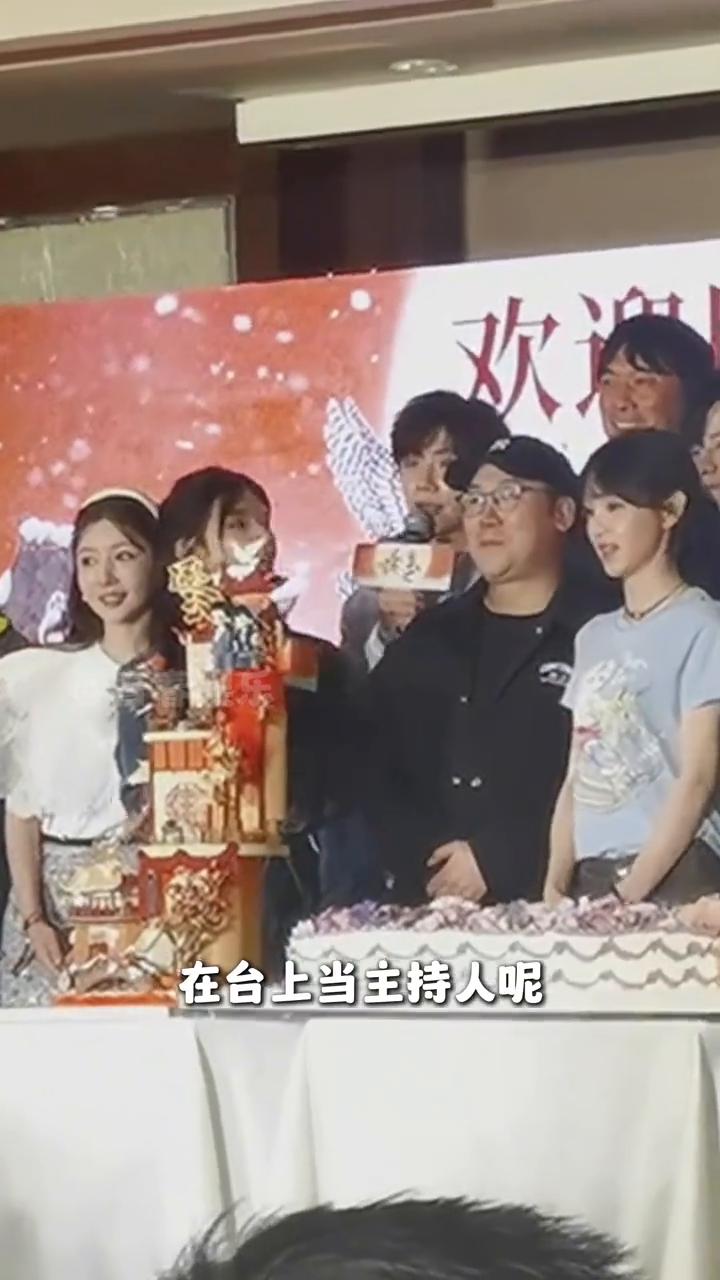 李卿喻钟黎《逐玉》庆功宴主持。
青春娱乐。
cp粉全平台找了一晚上李卿和虞书欣，