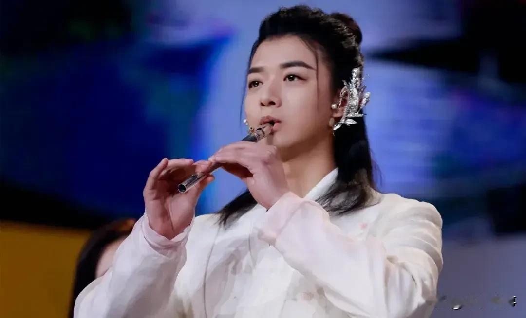 万万没想到陈露再次出面发声，
到头来反倒帮霍尊涨了大批粉丝！
 
他俩八年的感情