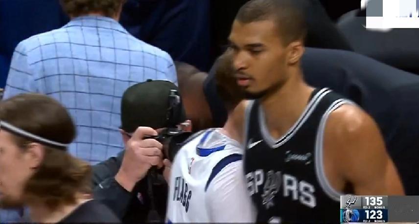 天赋对决！NBA马刺力克独行侠，文班亚马29分+11板+6助+2断+3帽，弗拉格