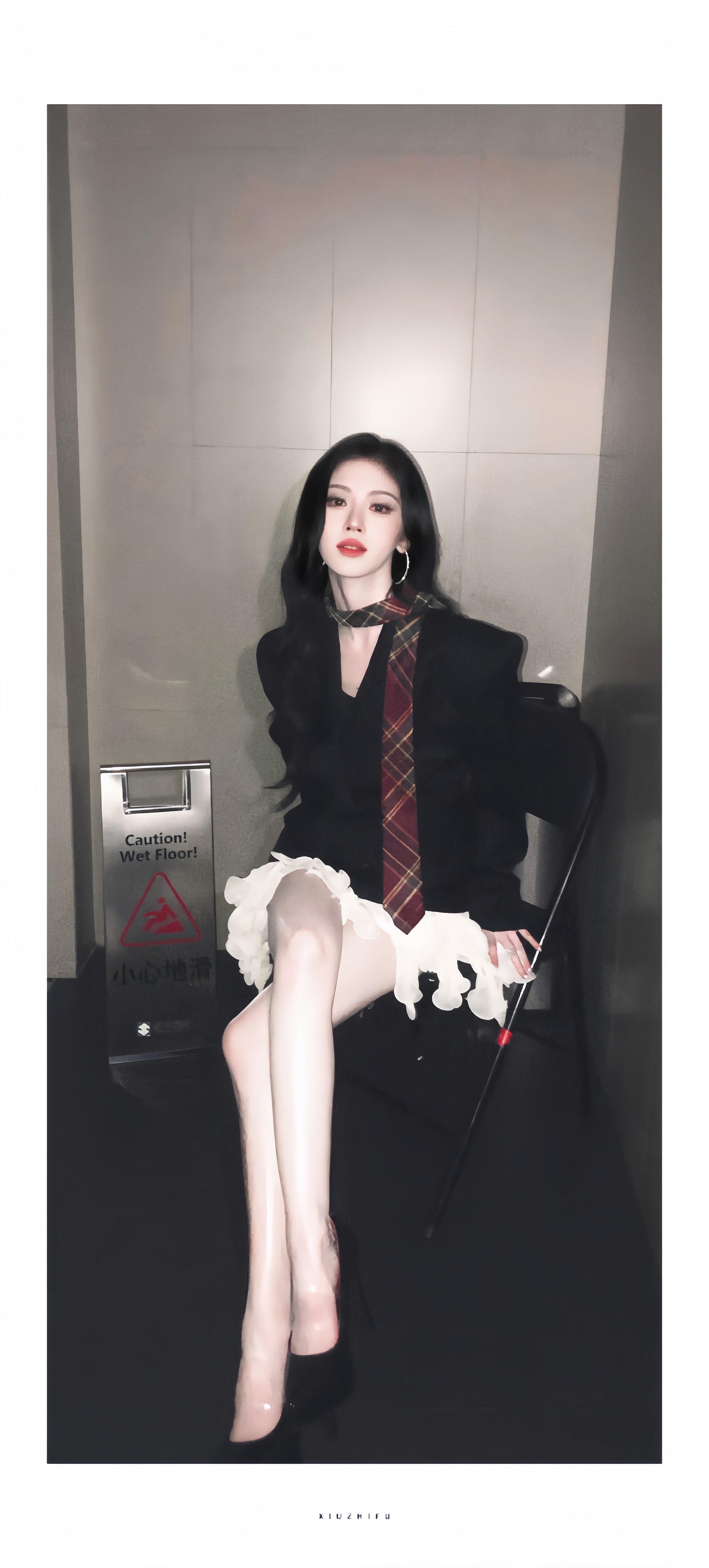 比灯光先到的是姐姐身上的香气鞠婧祎