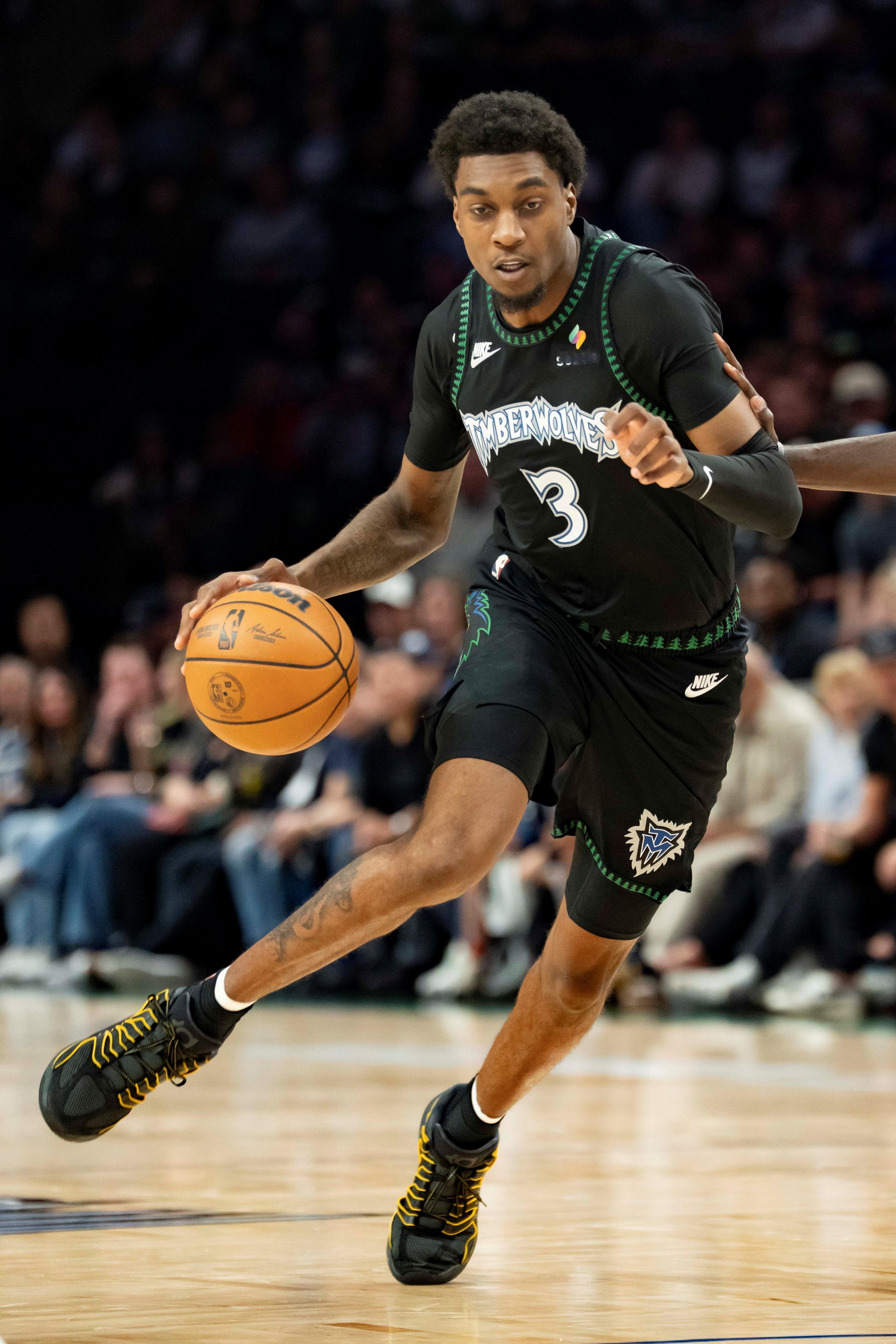 麦丹谈自己球衣套短袖：我大学就这么穿 之前想穿但他们不让我穿