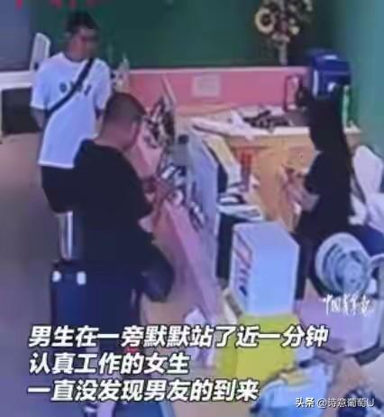 【兵哥哥突袭酒店前台 女友抬头瞬间破防了】迷彩服身影静立一分钟，她愣是没瞧出半点