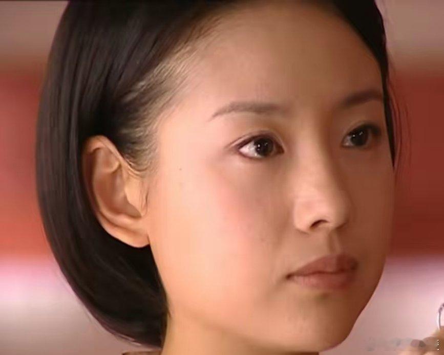 在《金粉世家》里，清秋嫁入豪门后，生活如在泥沼。婚前燕西移情白莲花，她因未婚先孕