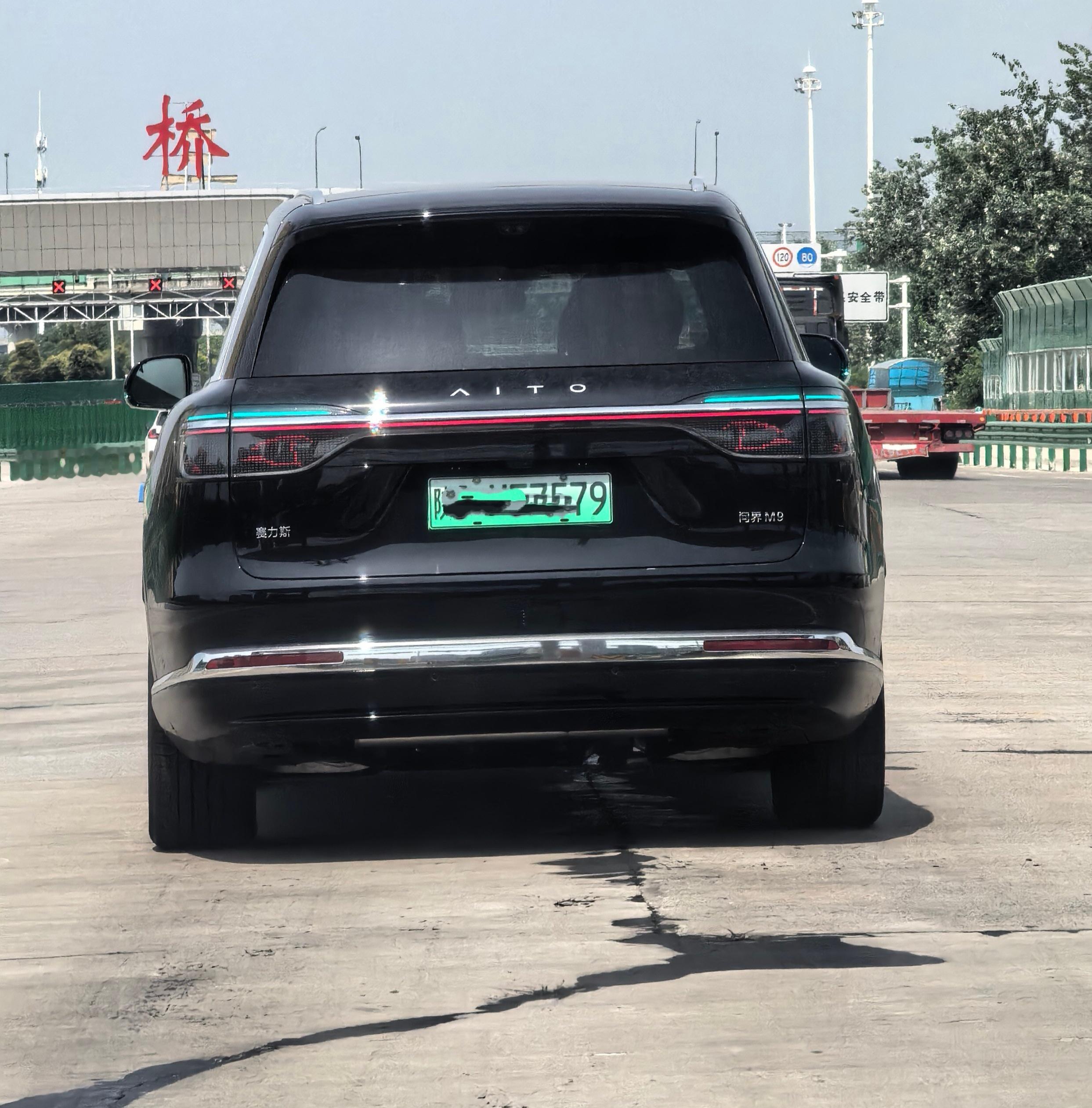 今天在路上碰见了一辆全新问界M9，有一说一，换代后，这车的气场强大了很多，霸气